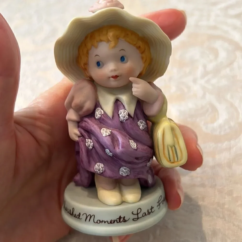 Vintage Avon 1983 “Cherished moments last forever” porcelain figurine EVC